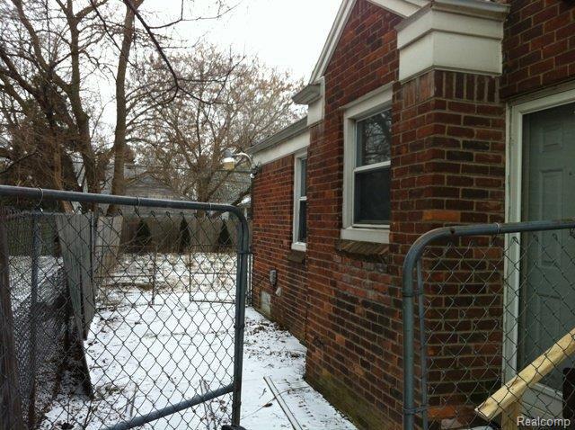 18954 Edinborough Road Detroit, MI 48219 - Photo 14 of 15 driveway