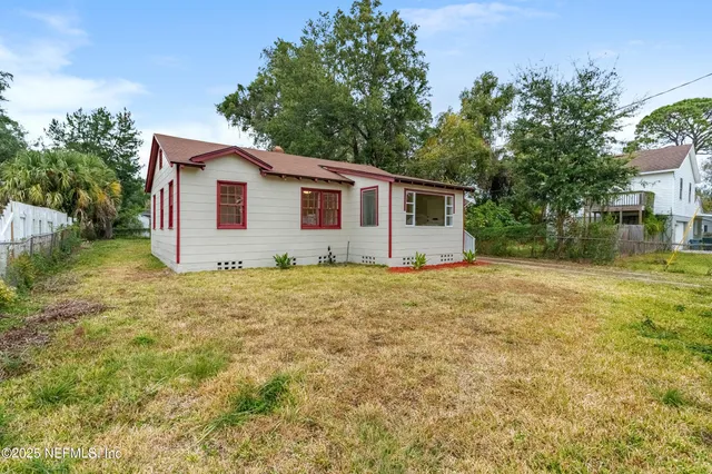 a view of a house with a yard