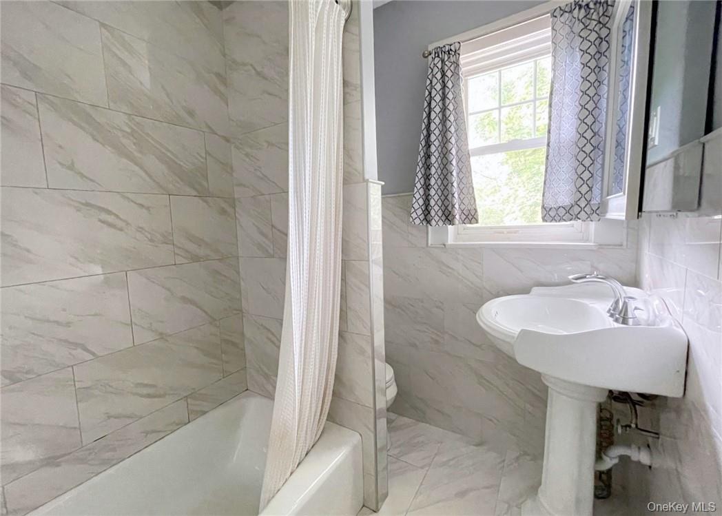 306 Soundview Avenue, Unit RIGHT Mamaroneck, NY 10543 - Photo 23 of 28 Hall bath