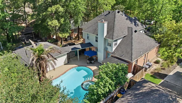 $680,000 | 26 East Sterling Pond Circle, The Woodlands, TX 77382