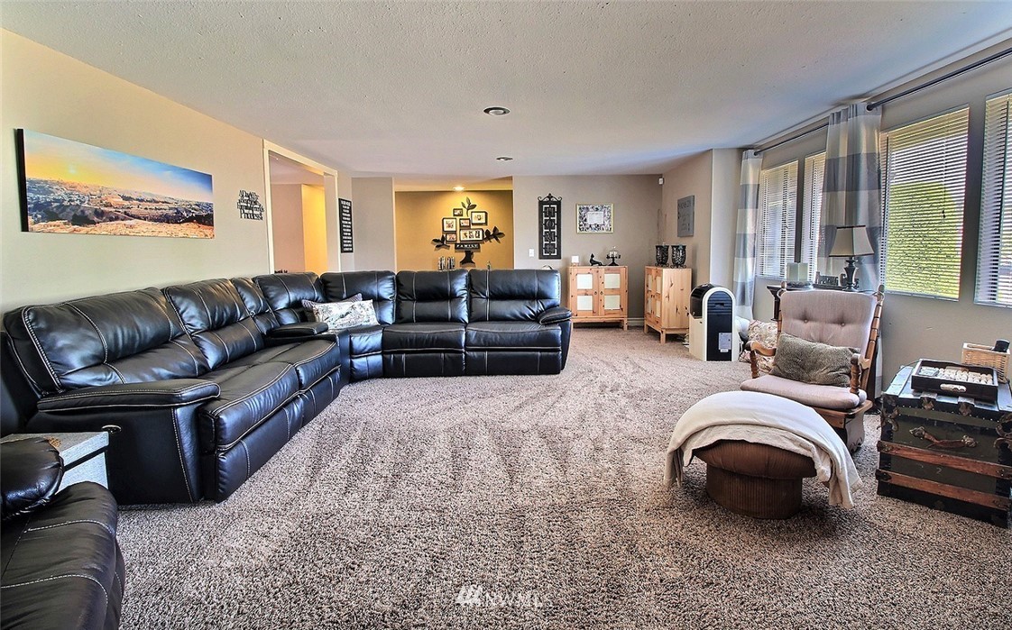 1303 Redmond Place Northeast Renton, WA 98056 - Photo 5 of 40 Gallery Image 5
