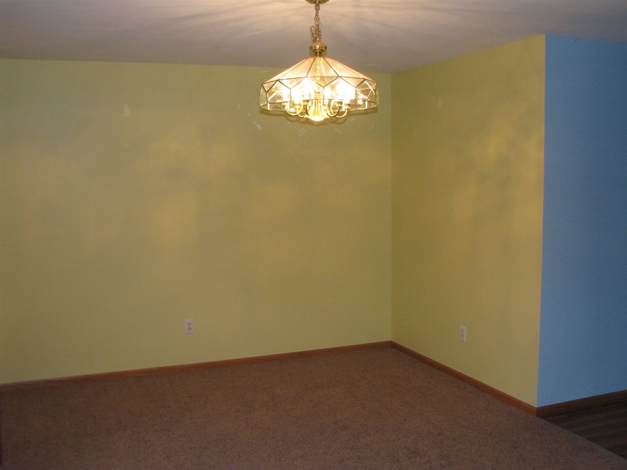 1123 South Weldon Road Rockford, IL 61102 - Photo 6 of 19 a view of empty room with window