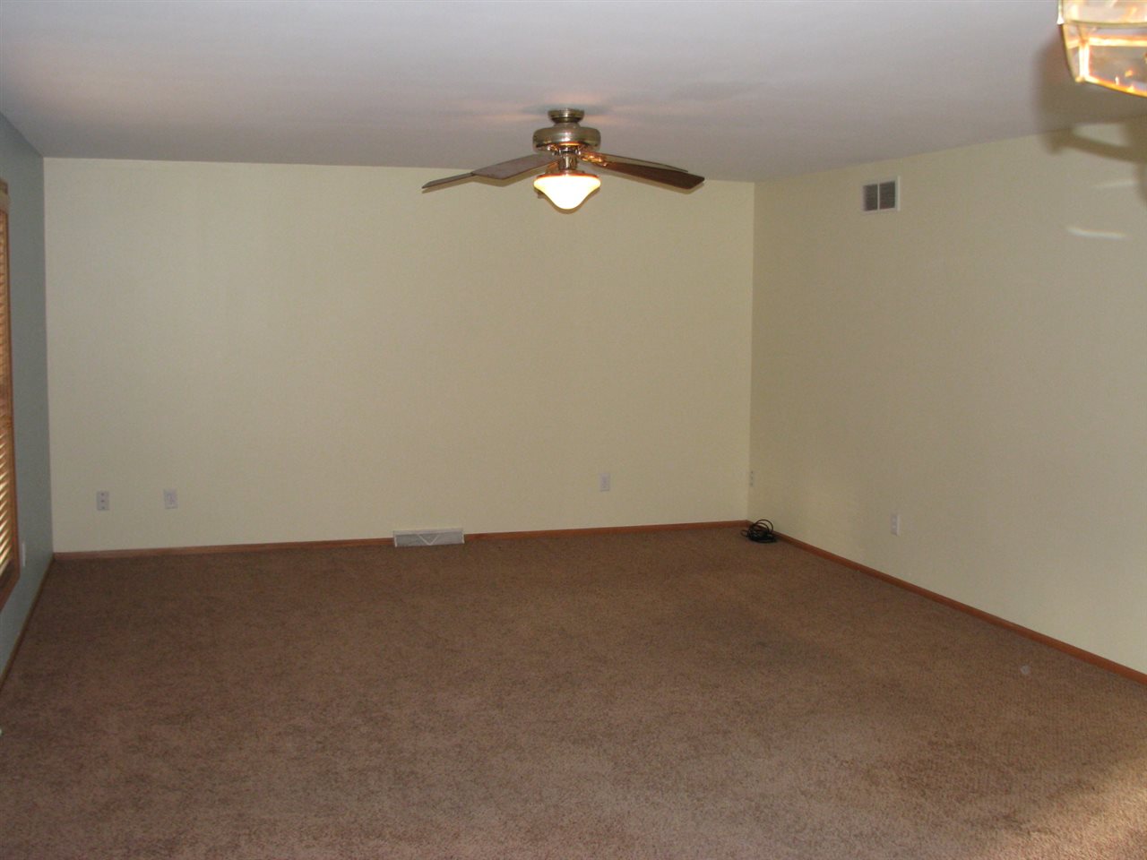 1123 South Weldon Road Rockford, IL 61102 - Photo 8 of 19 a view of an empty room