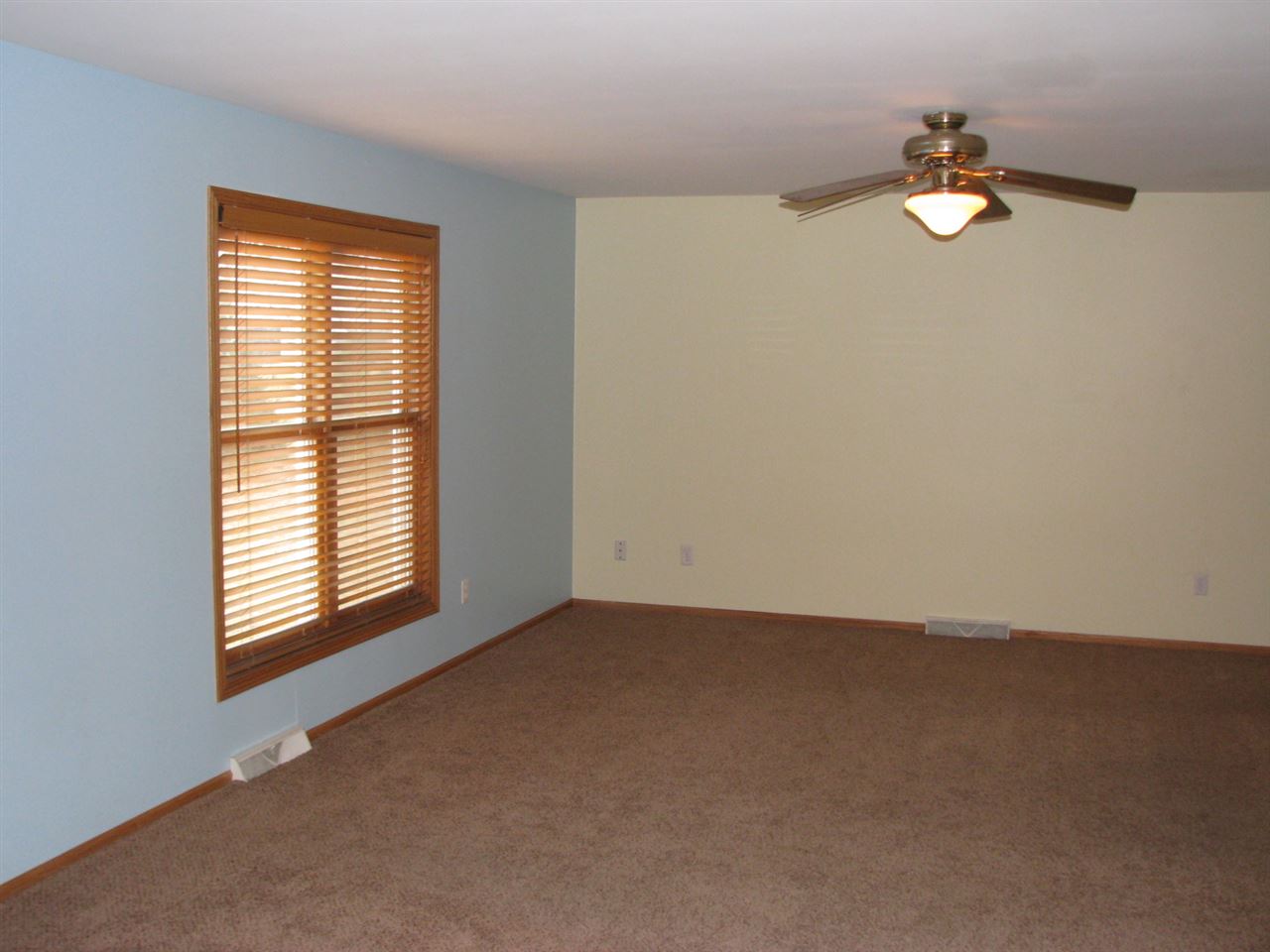 1123 South Weldon Road Rockford, IL 61102 - Photo 9 of 19 an empty room with windows