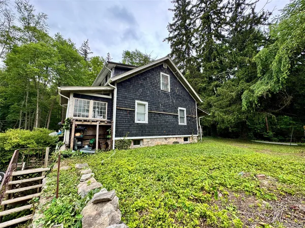 a view of a house with a yard and plants