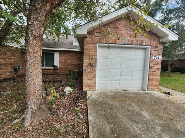 $250,000 | 745 Carondelet Street, Mandeville, LA 70448