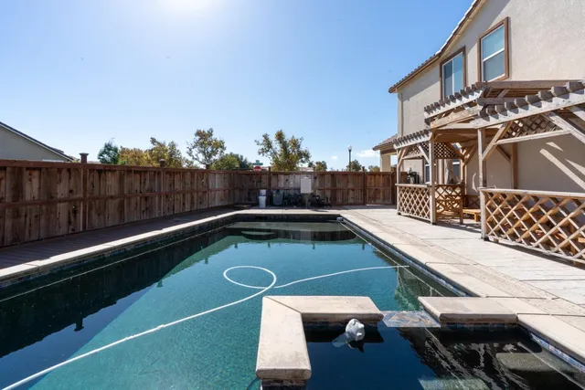 $575,000 | 2490 North Fallbrook Drive, Los Banos, CA 93635