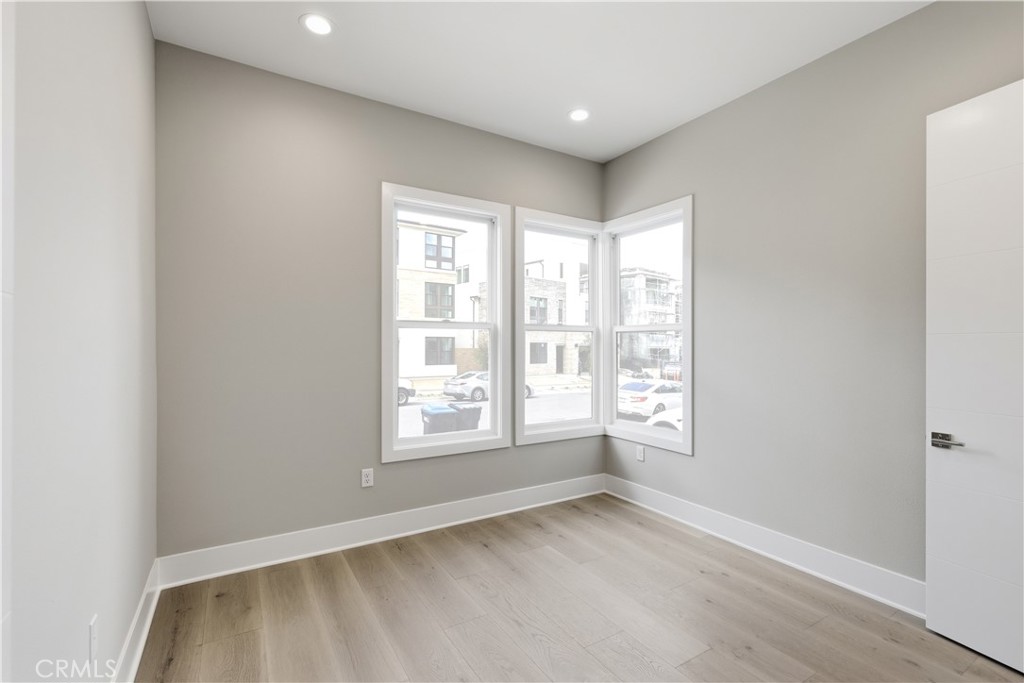 156 Apron Irvine, CA 92618 - Photo 27 of 40 an empty room with windows