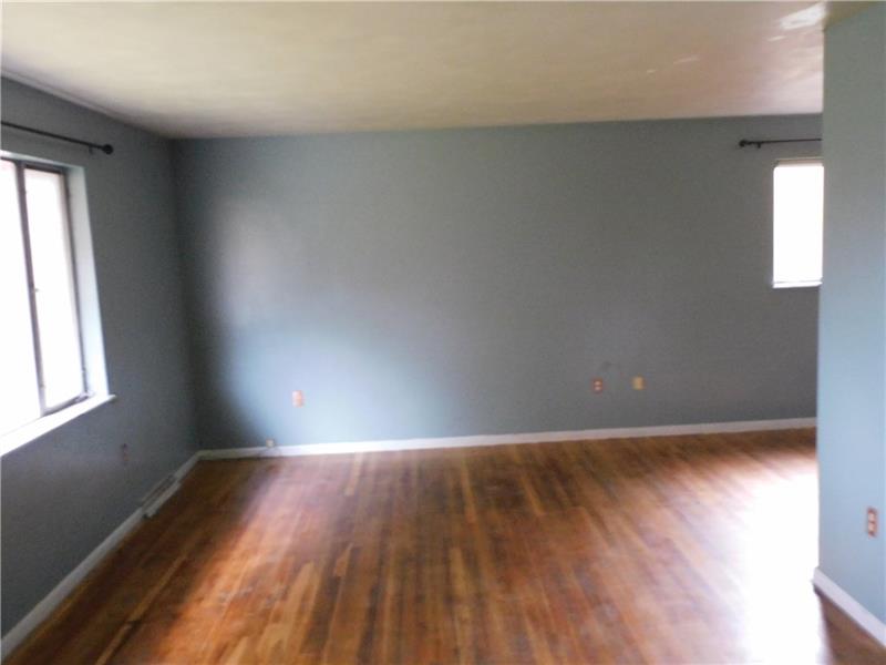 968 Chapel Road Monaca, PA 15061 - Photo 9 of 23 Spacious Living Room