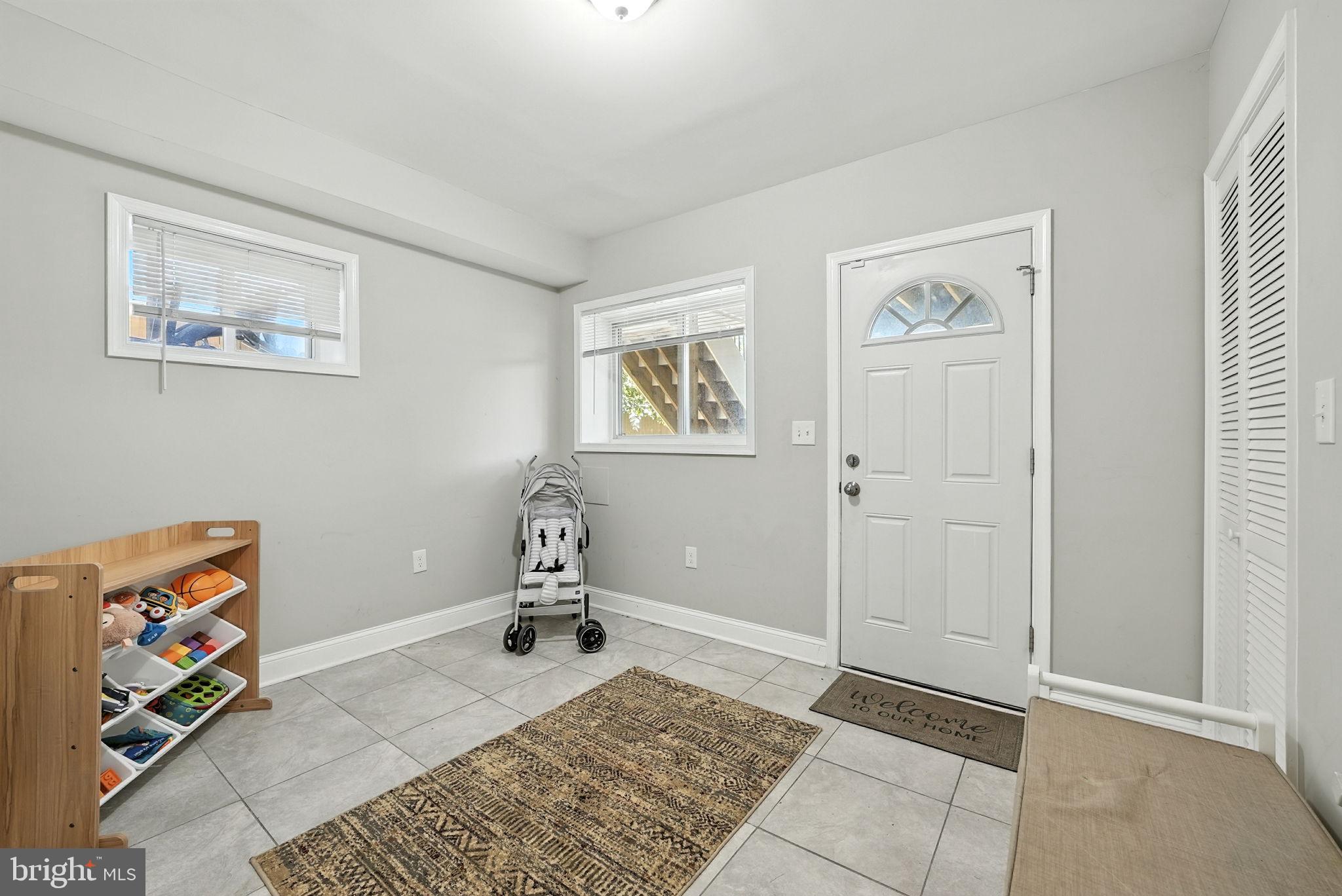 835 Oglethorpe Street Northeast Washington, DC 20011 - Photo 18 of 22 an empty room with a painting on the wall