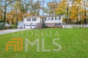 a view of a house with a backyard