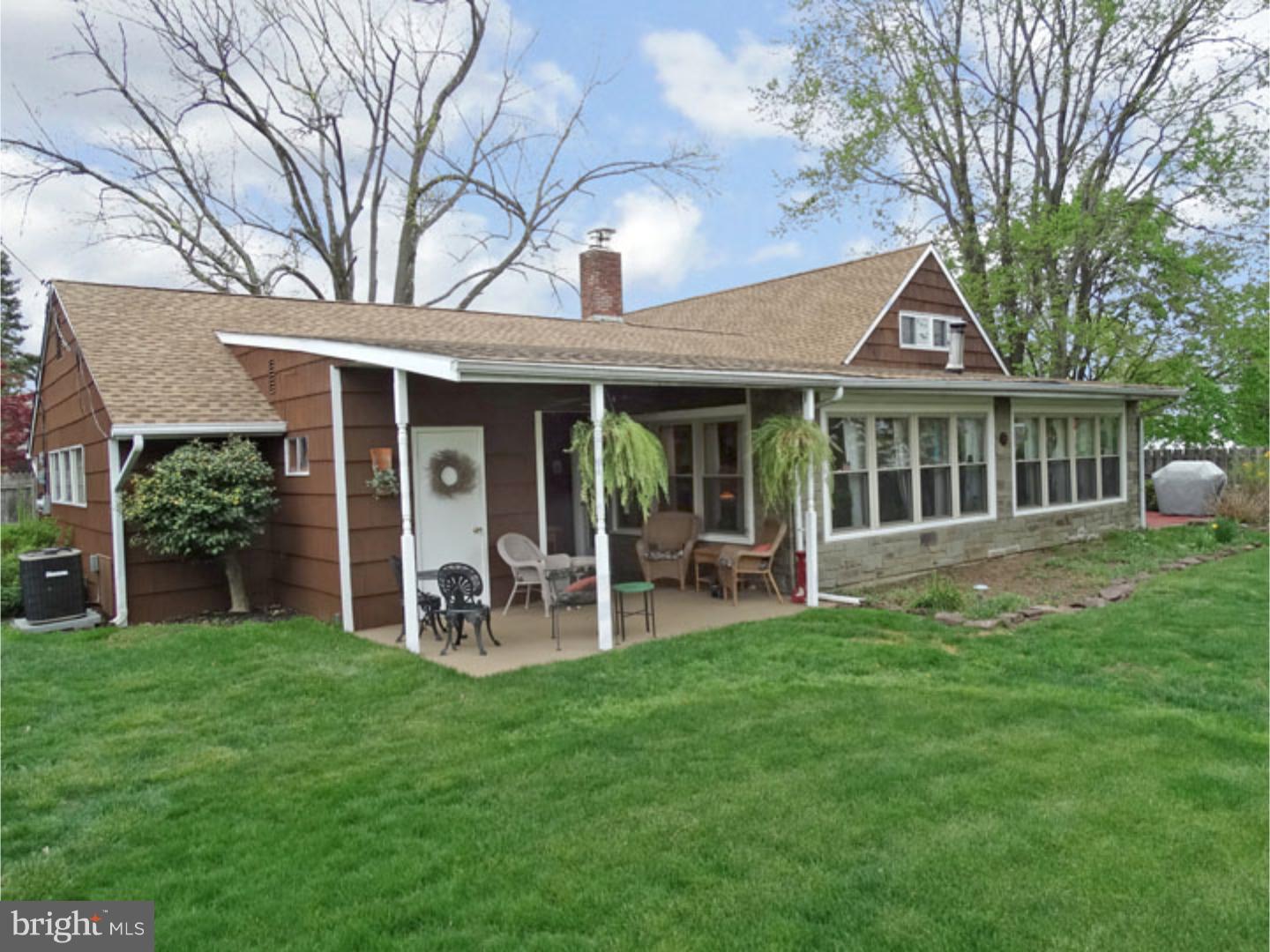 60 Round Hill Road Levittown, PA 19056 - Photo 22 of 25 Enclosed Porch