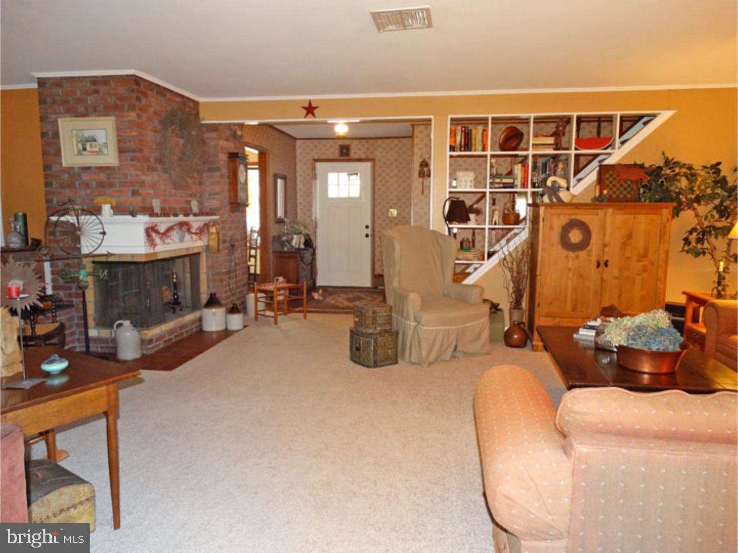60 Round Hill Road Levittown, PA 19056 - Photo 7 of 25 Living Room