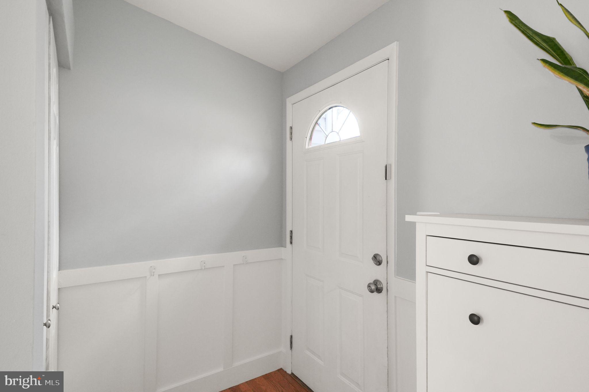 8282 Morning Dew Court Springfield, VA 22153 - Photo 10 of 63 a view of a livingroom with closet