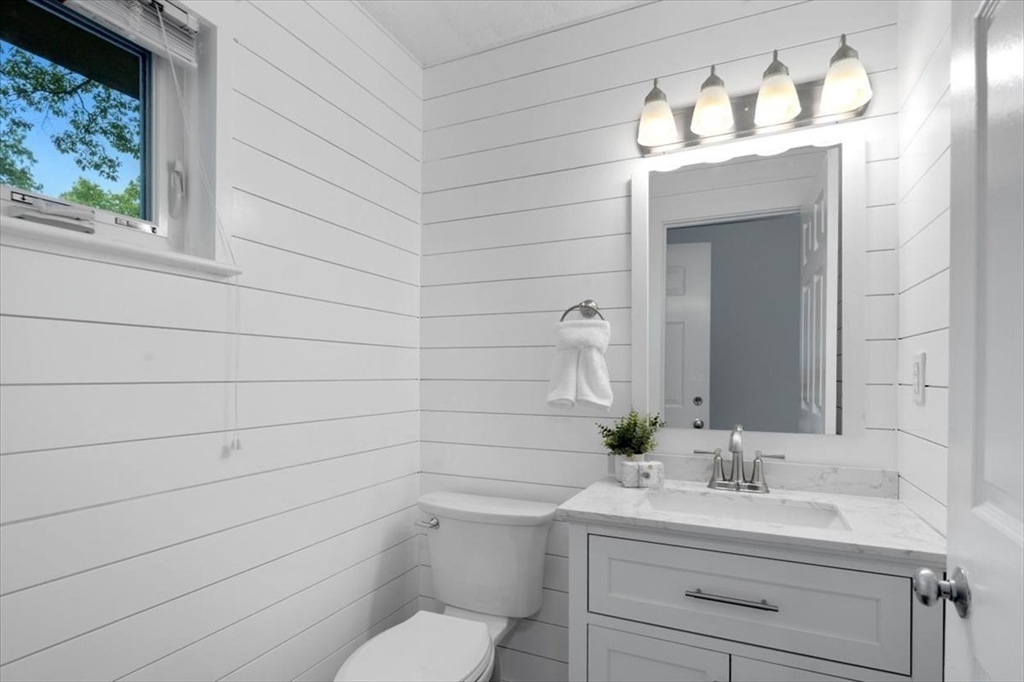 3 Beal's Cove Road, Unit E Hingham, MA 02043 - Photo 3 of 16 Gallery Image 3