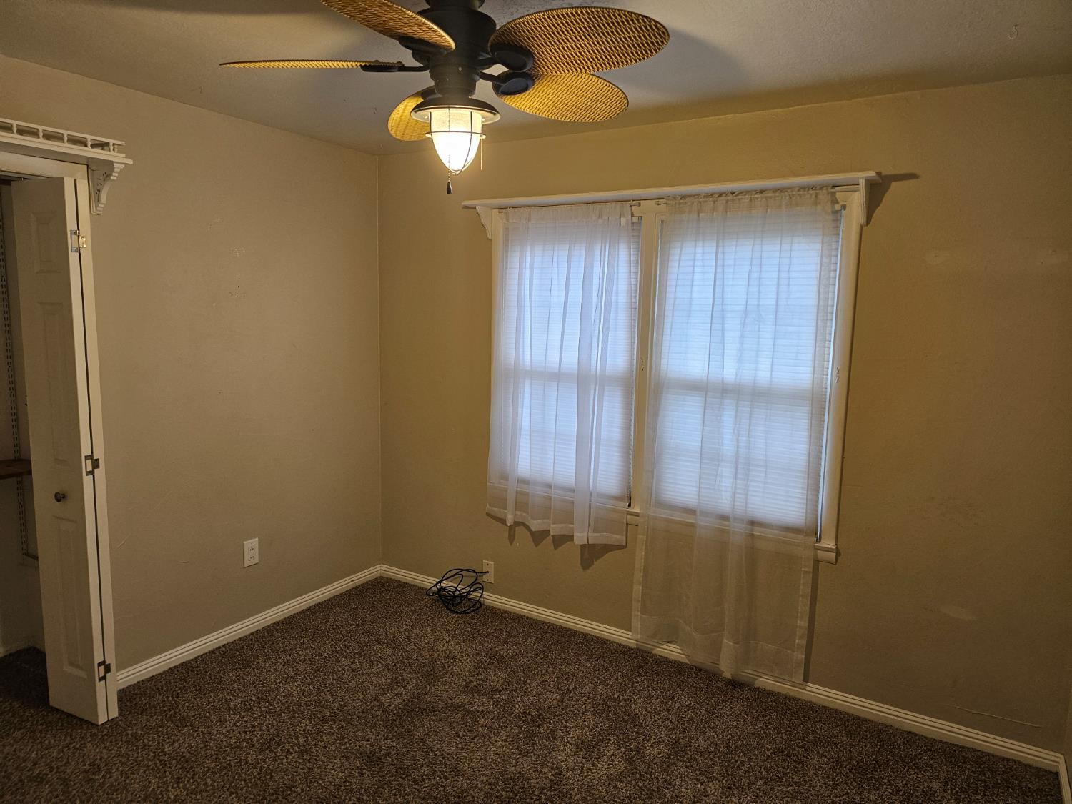 1140 Locust Street Gridley, CA 95948 - Photo 13 of 22 an empty room with a window