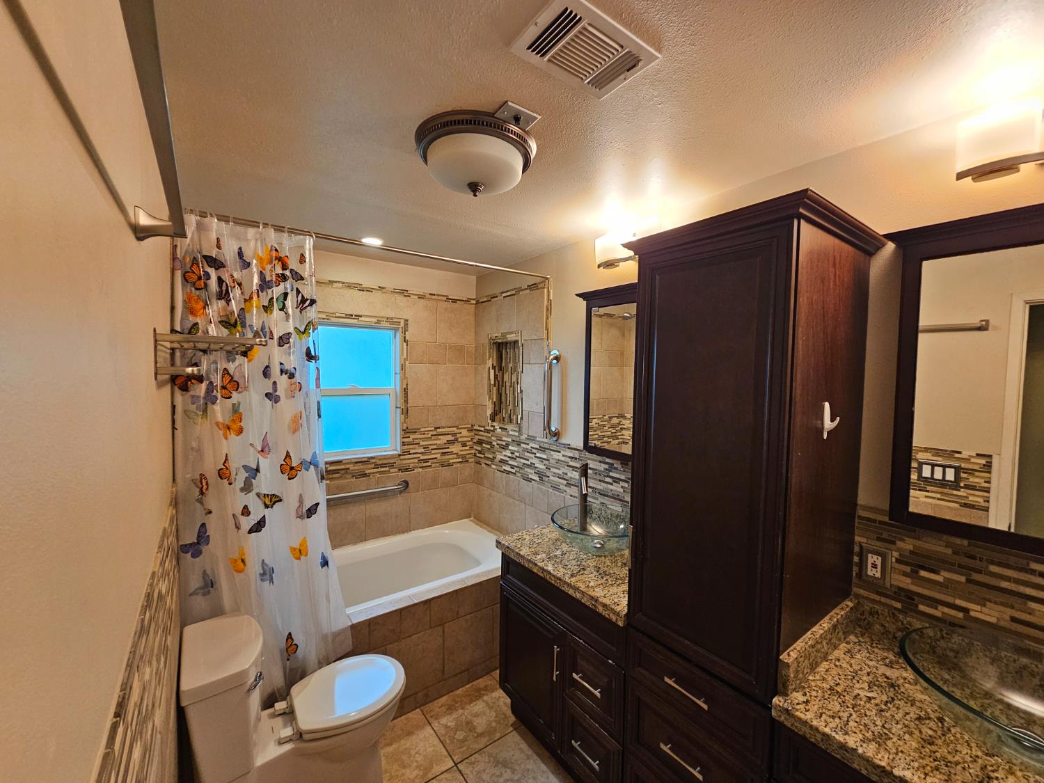 1140 Locust Street Gridley, CA 95948 - Photo 17 of 22 a bathroom with a bathtub and a shower