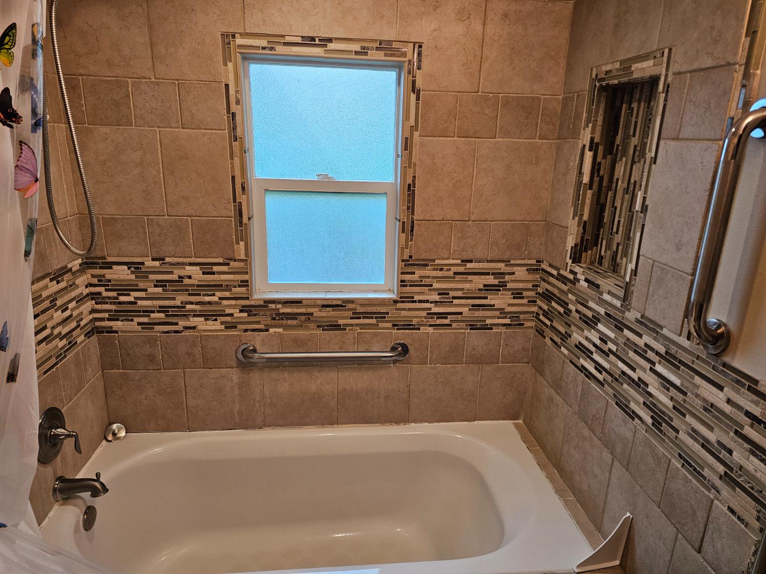 1140 Locust Street Gridley, CA 95948 - Photo 19 of 22 a bathroom with a bathtub