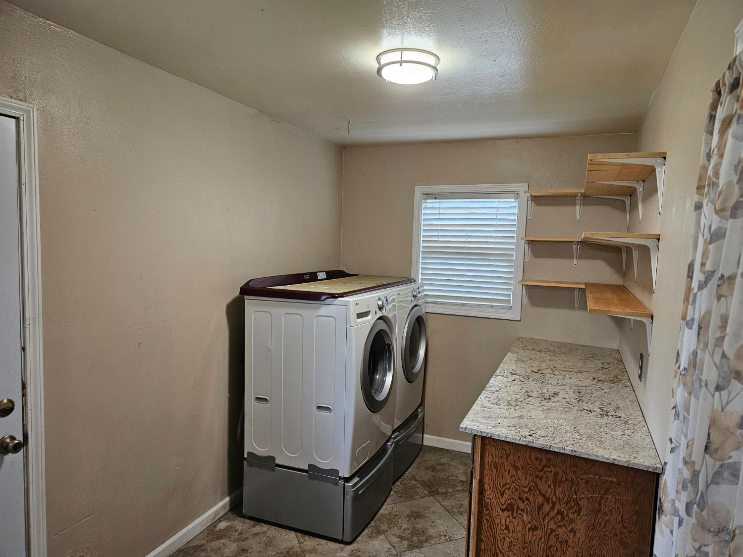 1140 Locust Street Gridley, CA 95948 - Photo 8 of 22 a utility room with dryer and washer