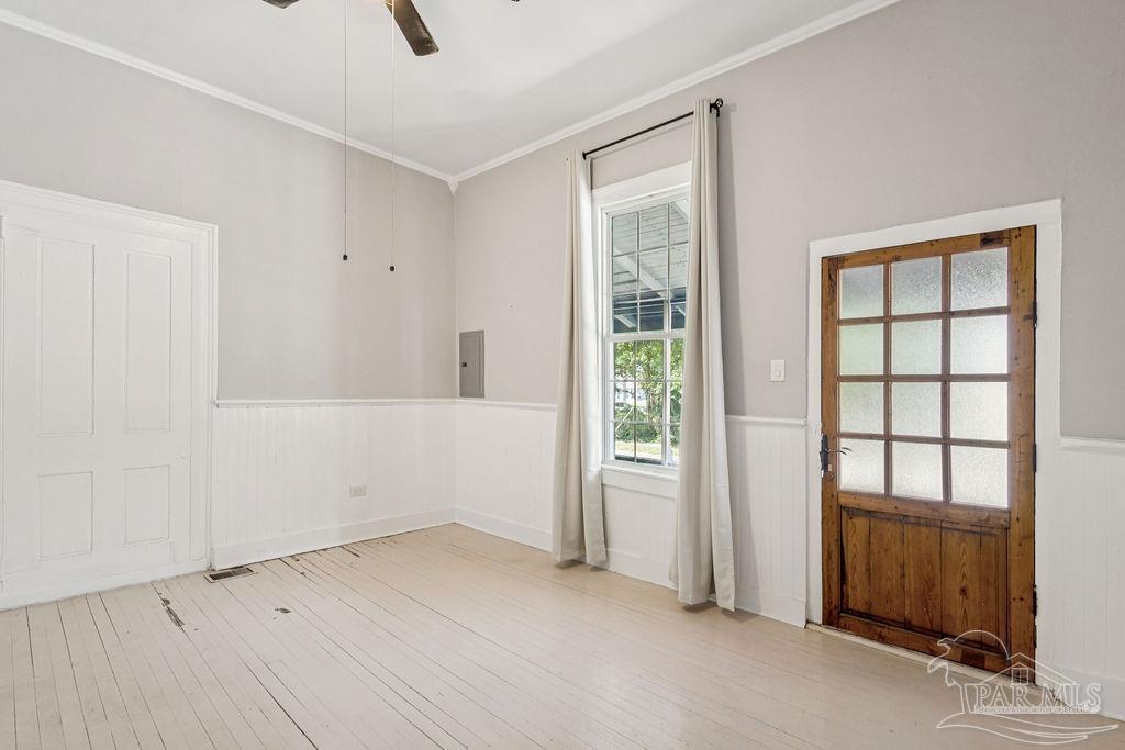 600 East Jackson Street Pensacola, FL 32501 - Photo 13 of 45 an empty room with windows