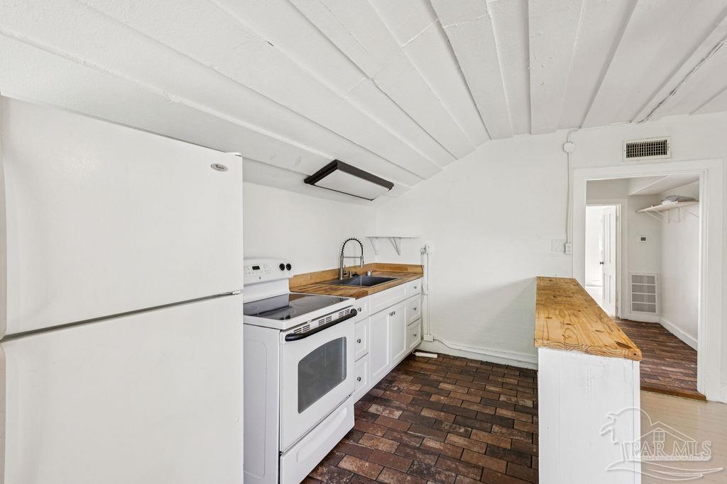 600 East Jackson Street Pensacola, FL 32501 - Photo 25 of 45 a kitchen with a stove and a white refrigerator