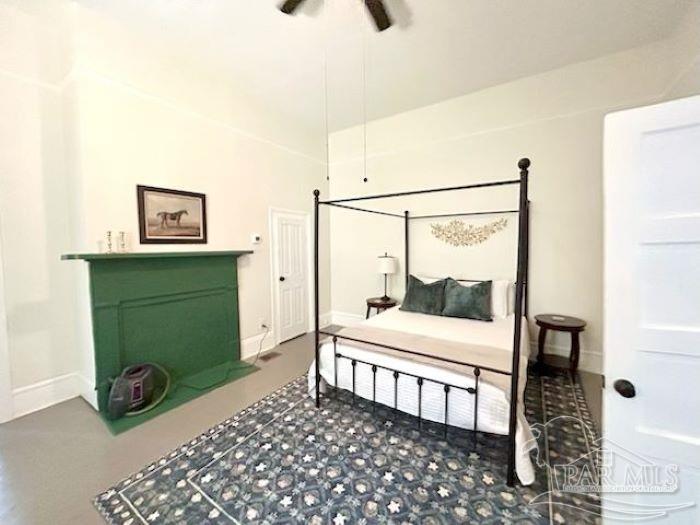 600 East Jackson Street Pensacola, FL 32501 - Photo 30 of 45 a bedroom with a bed and a window