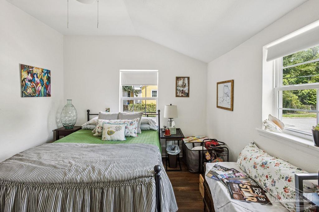 600 East Jackson Street Pensacola, FL 32501 - Photo 34 of 45 a bedroom with two beds and a window