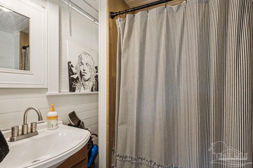 600 East Jackson Street Pensacola, FL 32501 - Photo 36 of 45 a bathroom with a sink and a mirror
