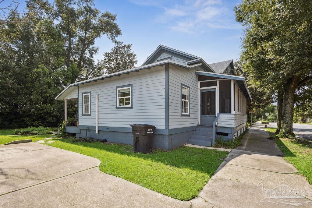600 East Jackson Street Pensacola, FL 32501 - Photo 43 of 45 a front view of house with yard and green space