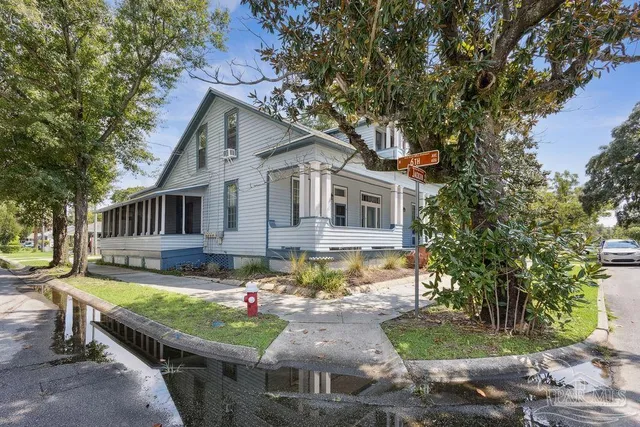 a view of a house with backyard and sitting area