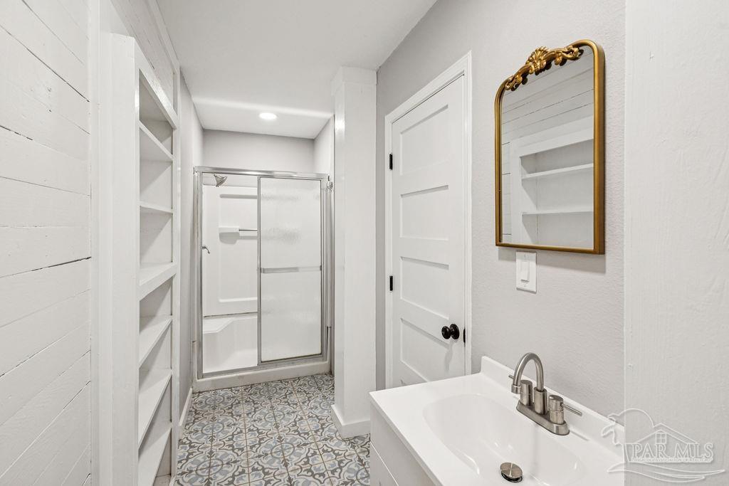 600 East Jackson Street Pensacola, FL 32501 - Photo 7 of 45 a bathroom with a sink and a mirror