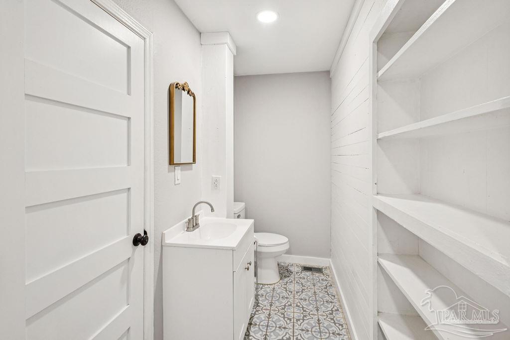 600 East Jackson Street Pensacola, FL 32501 - Photo 8 of 45 a bathroom with a sink toilet and shower