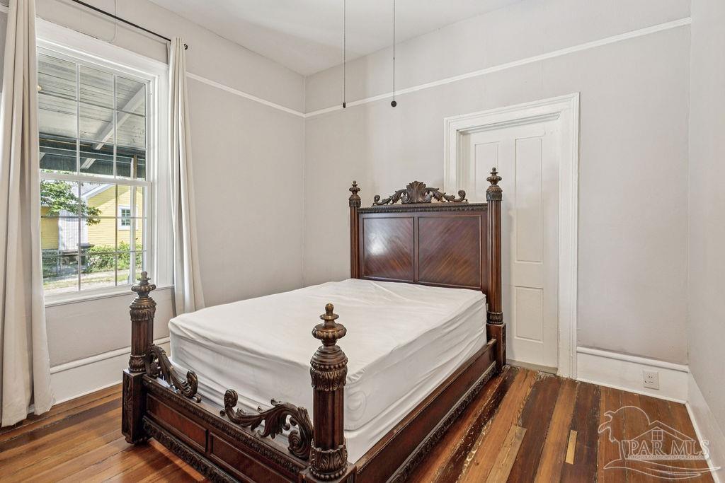 600 East Jackson Street Pensacola, FL 32501 - Photo 9 of 45 a bed sitting in a bedroom next to a window