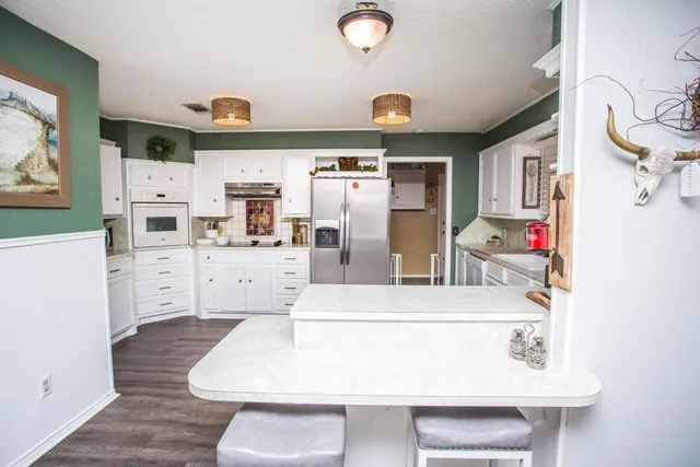 a view of empty room with window