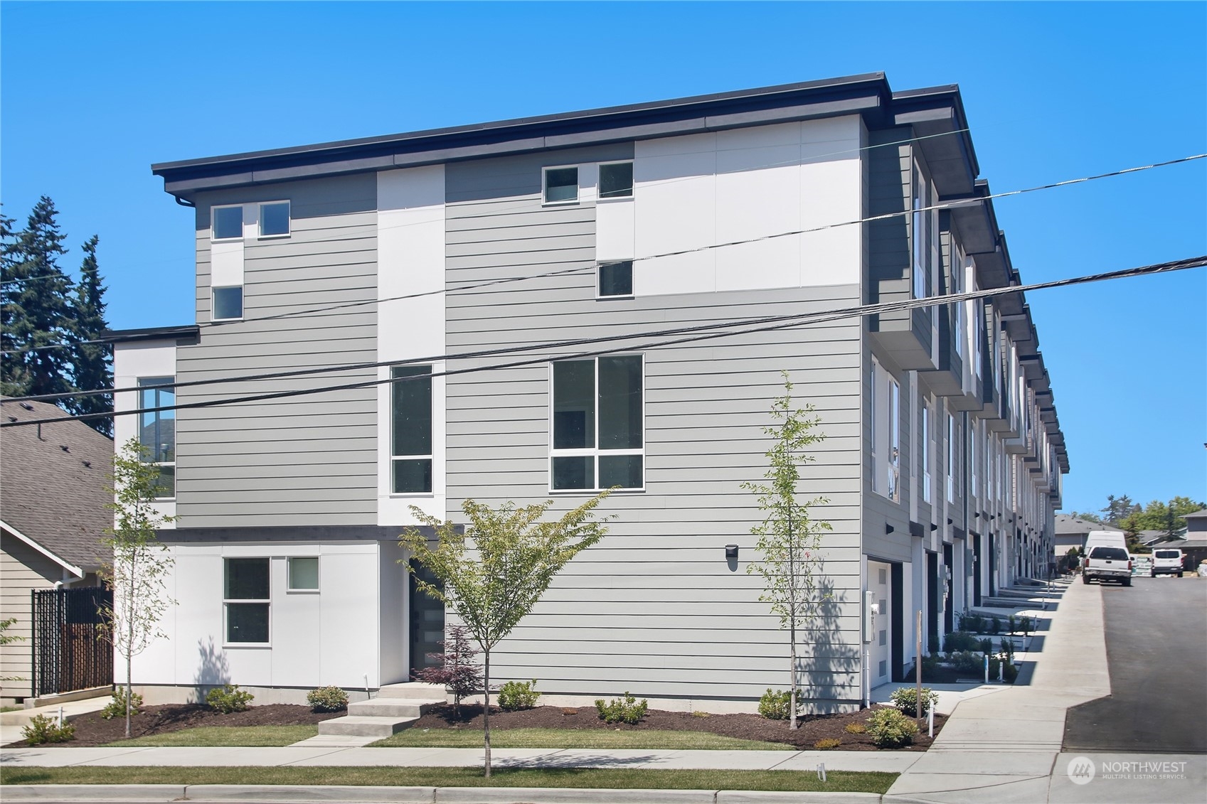 2527 Gibson Road, Unit C1 Everett, WA 98204 - Photo 21 of 24 a view of a house with a small garden