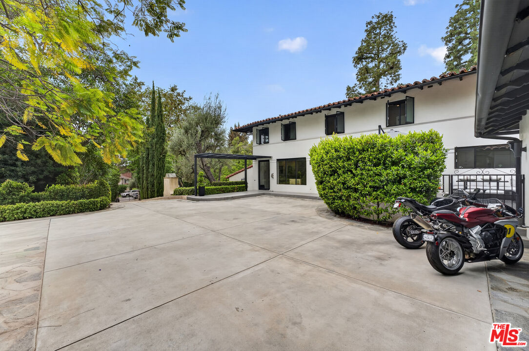 760 South San Rafael Avenue Pasadena, CA 91105 - Photo 40 of 45 front view of a house with a garden