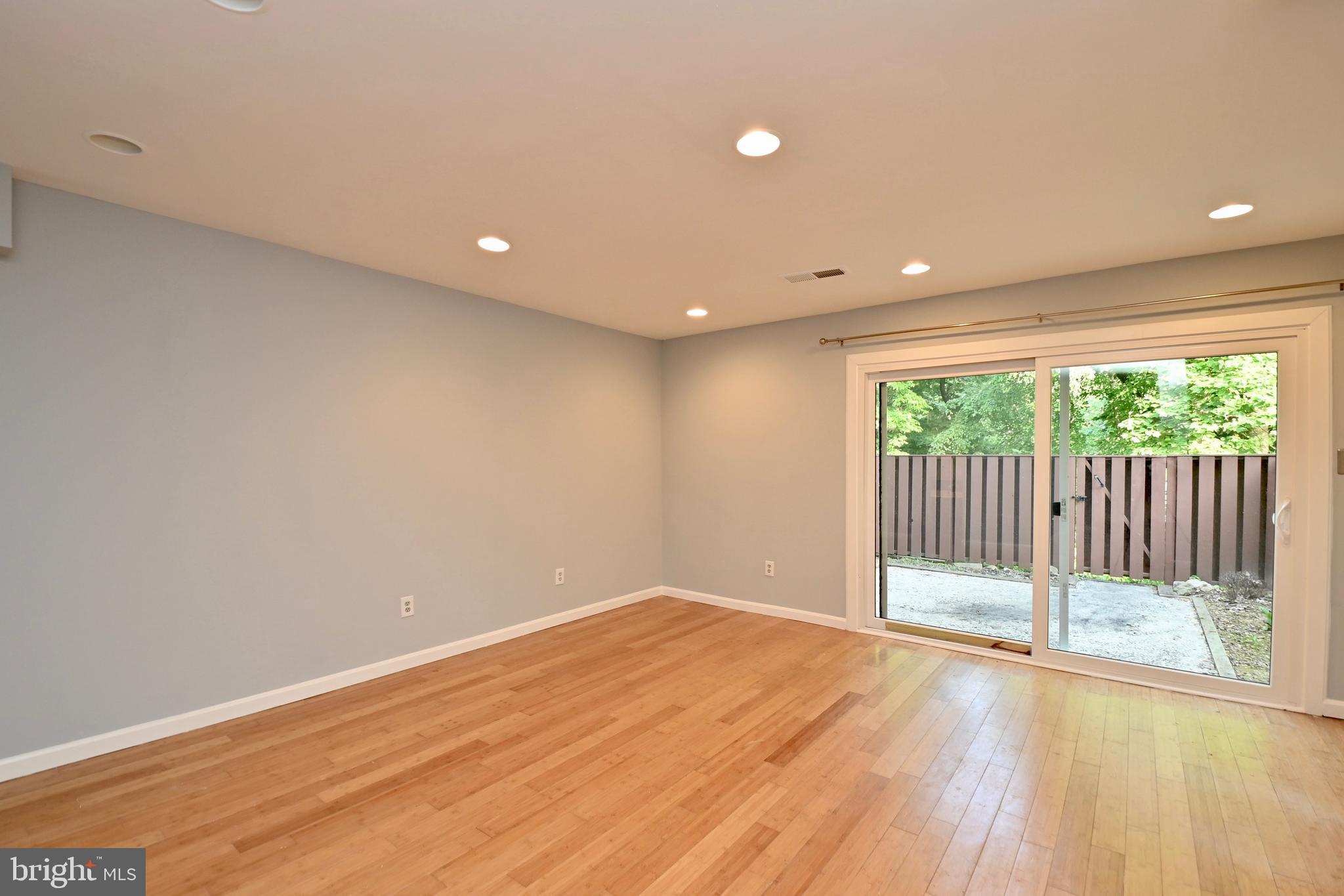 2433 Southgate Square Reston, VA 20191 - Photo 31 of 39 large bright rec room