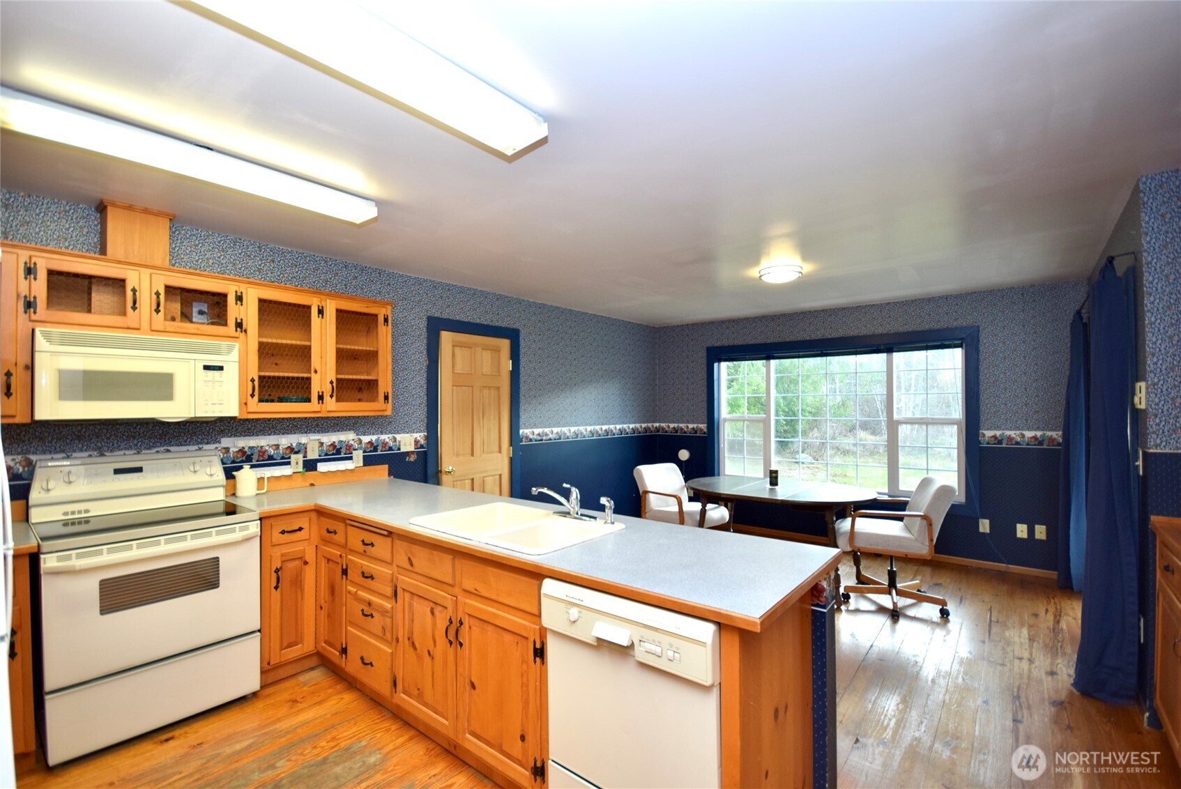 323 Critter Country Trail Sequim, WA 98382 - Photo 11 of 37 a kitchen that has a stove a sink and a refrigerator