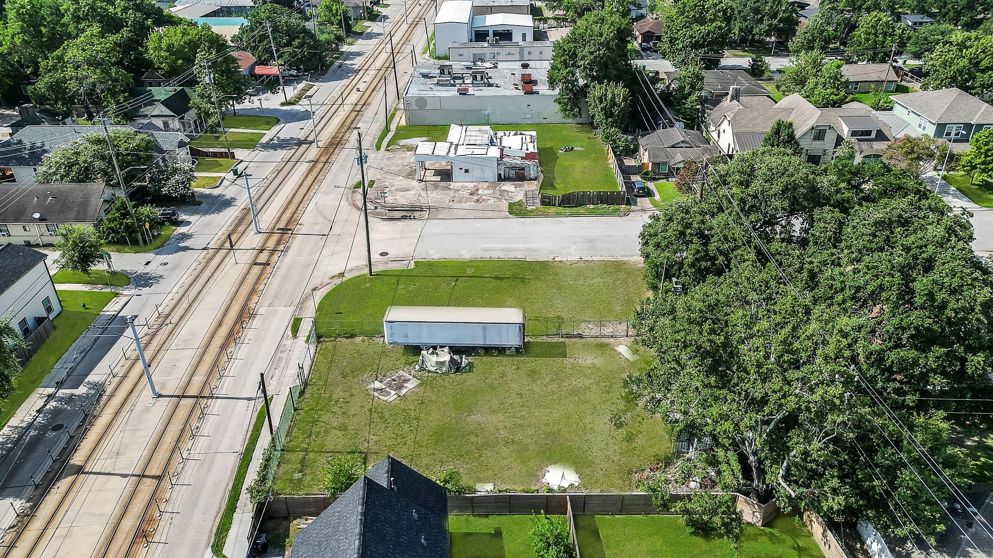 5510 Fulton Street Houston, TX 77009 - Photo 3 of 10 a view of a swimming pool and outdoor space