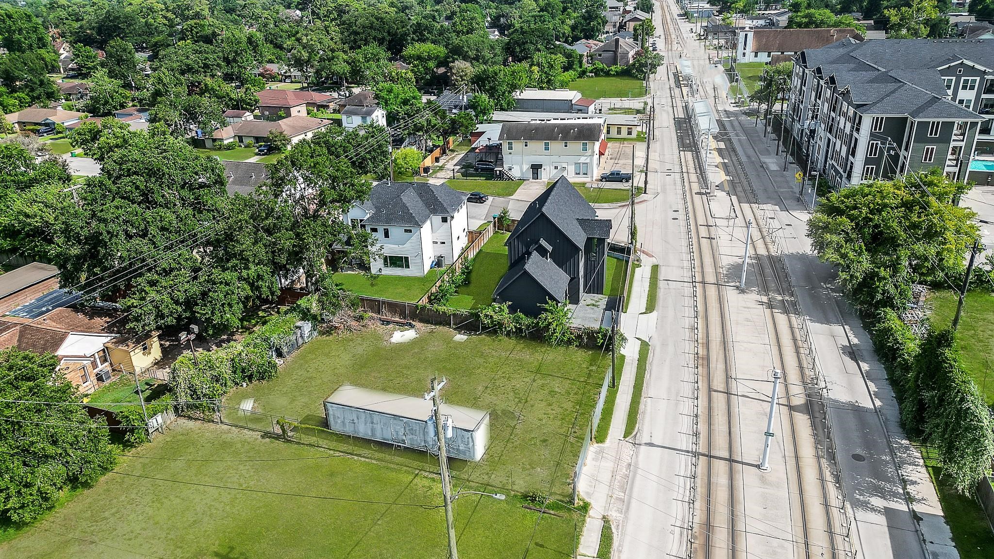 5510 Fulton Street Houston, TX 77009 - Photo 5 of 10 an aerial view of a house with a garden