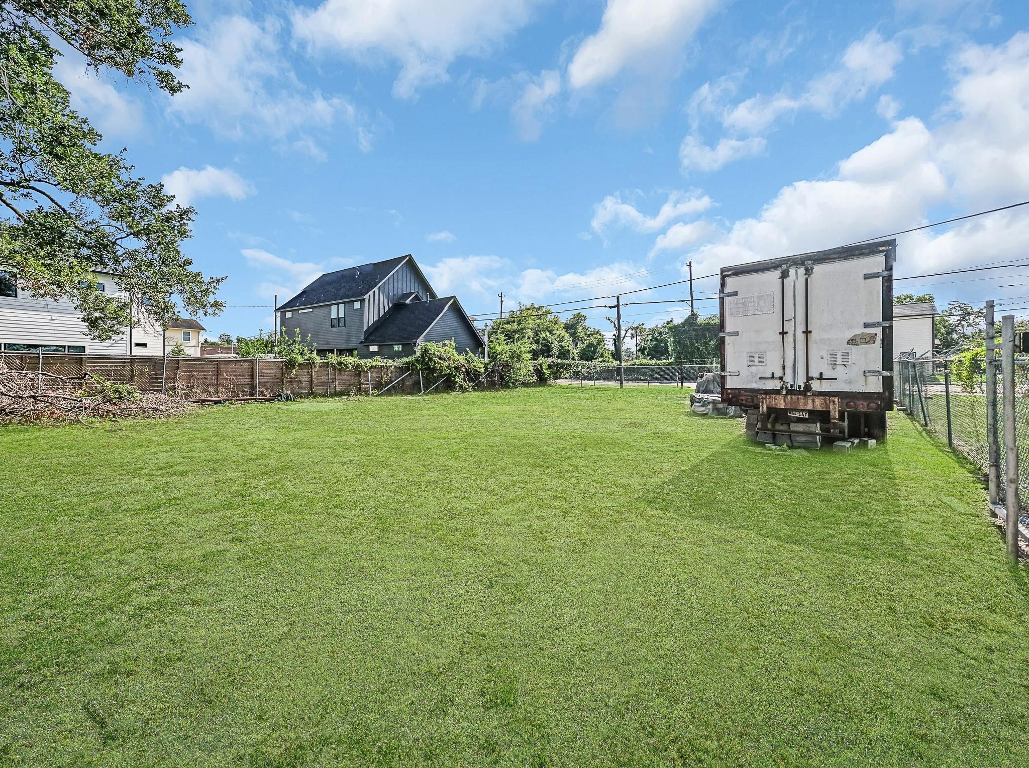 5510 Fulton Street Houston, TX 77009 - Photo 6 of 10 a view of a house with backyard and a tree