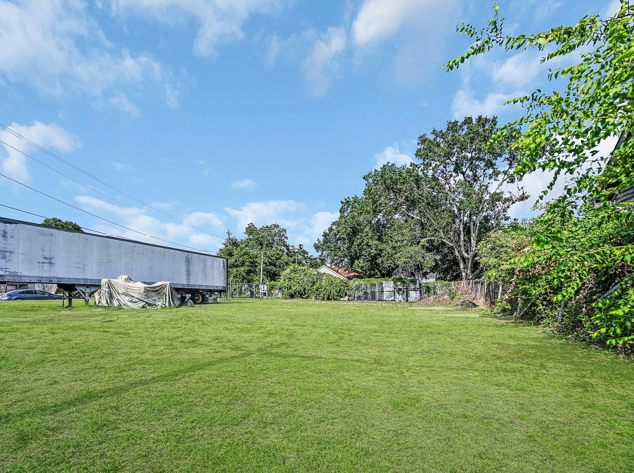 5510 Fulton Street Houston, TX 77009 - Photo 7 of 10 a view of an outdoor space with a lake view
