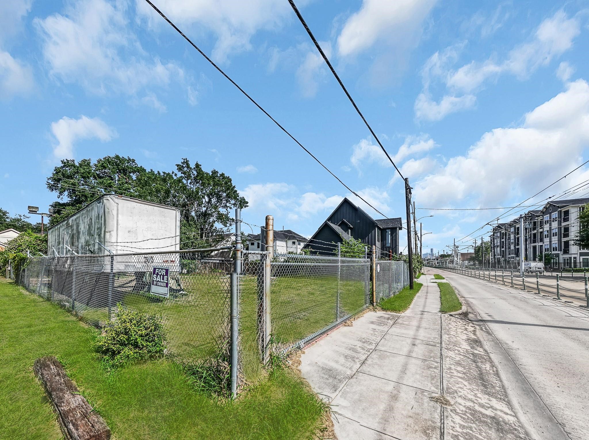 5510 Fulton Street Houston, TX 77009 - Photo 8 of 10 a view of a house with a yard