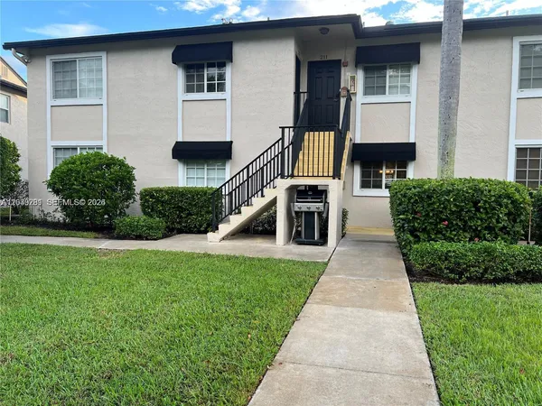 $2,200 | 4000 Crystal Lake Drive, Unit 111, Deerfield Beach, FL 33064