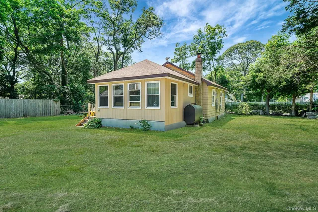 a view of a house with a backyard