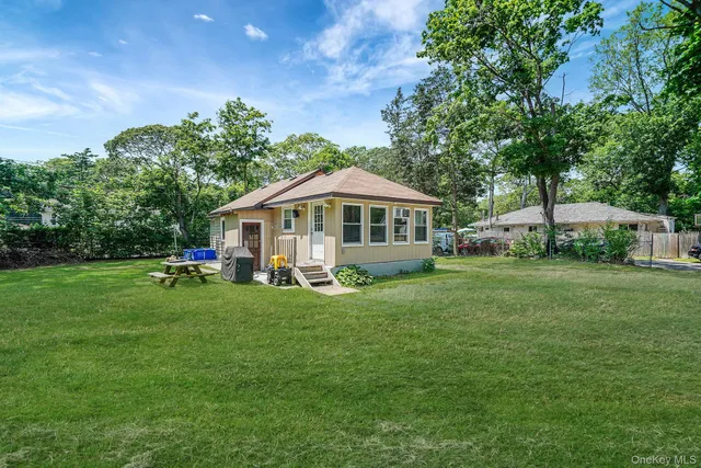 a view of an house with backyard and a garden