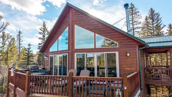 a view of a house with backyard and trees