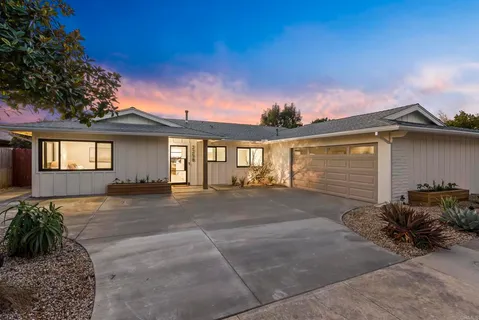 a view of a house with backyard and garden
