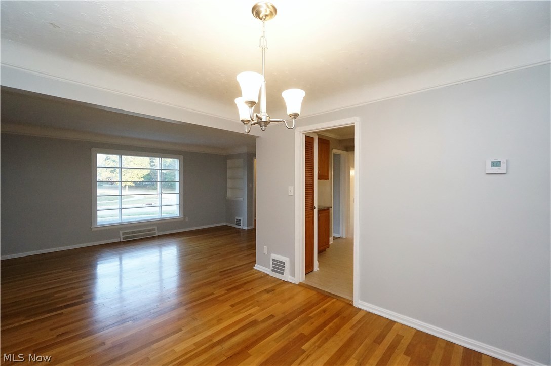 4063 Linnell Road Cleveland, OH 44121 - Photo 4 of 35