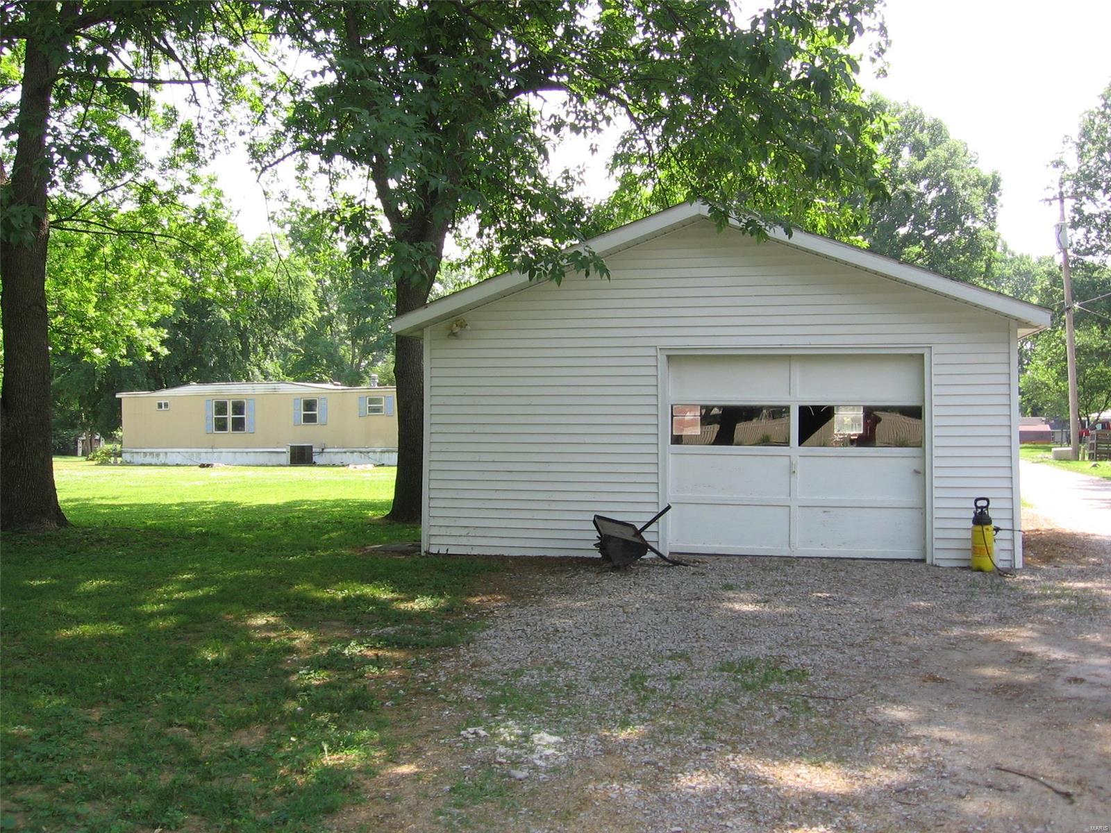 1690 Methodist Street Carlyle, IL 62231 - Photo 3 of 29
